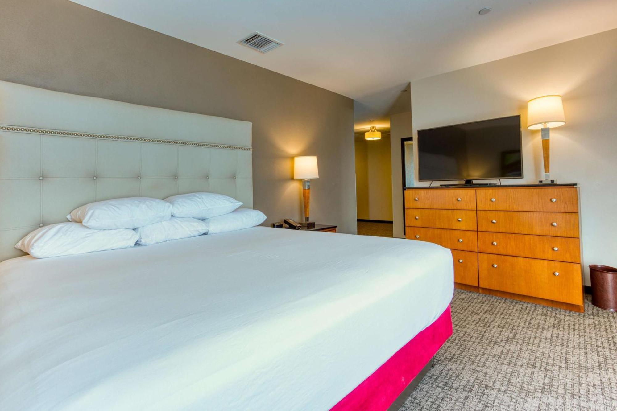 Drury Plaza Riverwalk Hotel