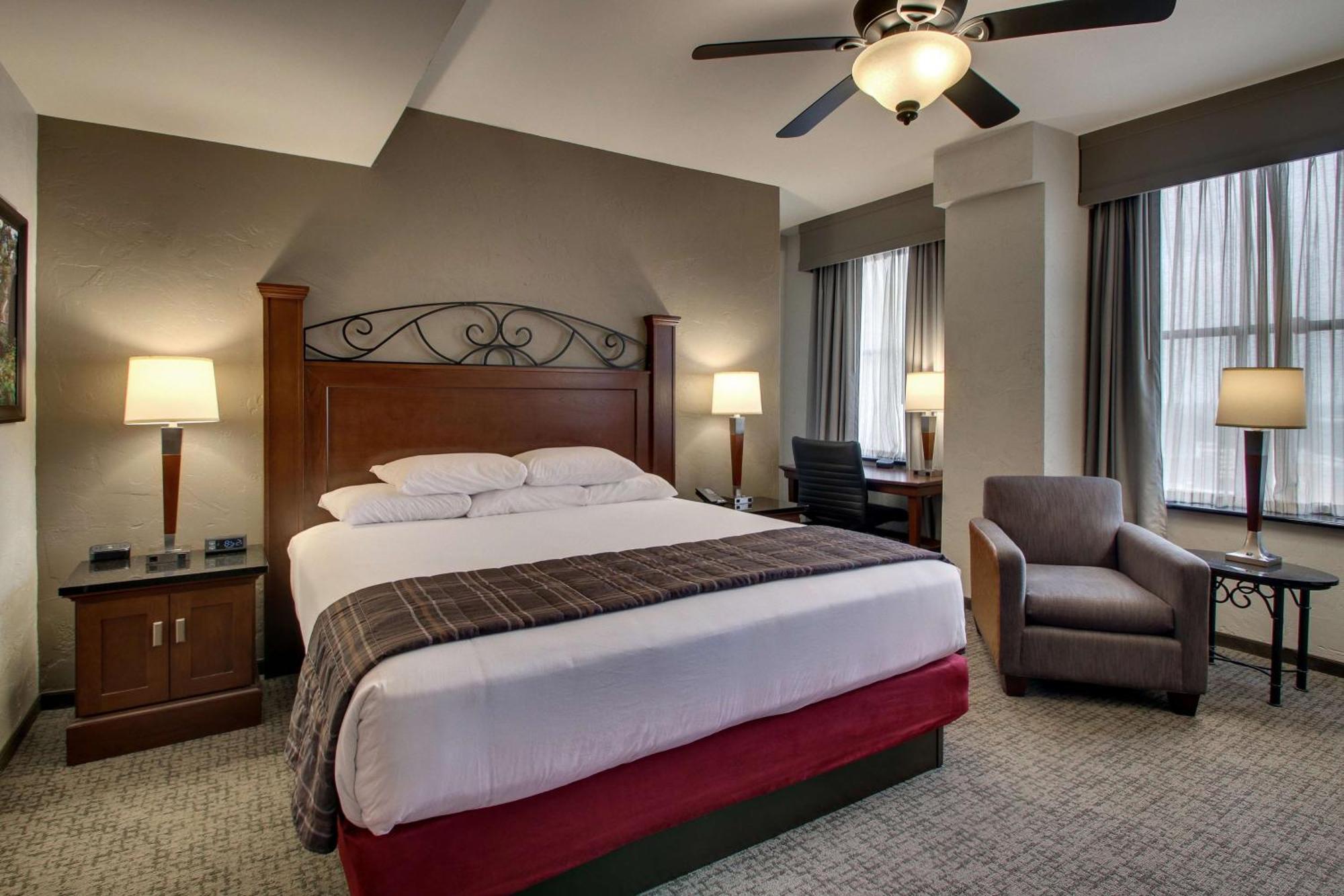 Drury Plaza Riverwalk 3*