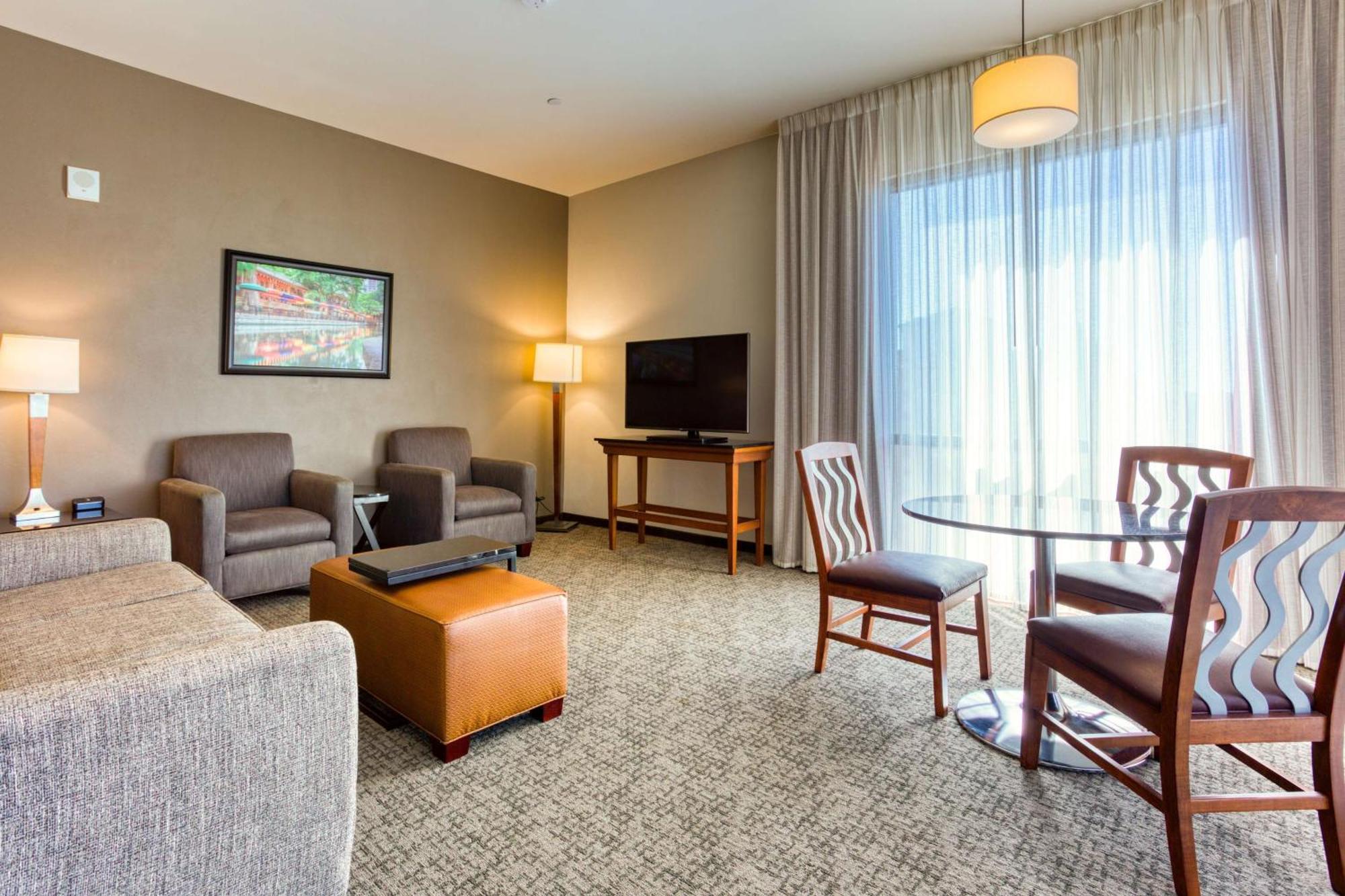 Drury Plaza Riverwalk 3*