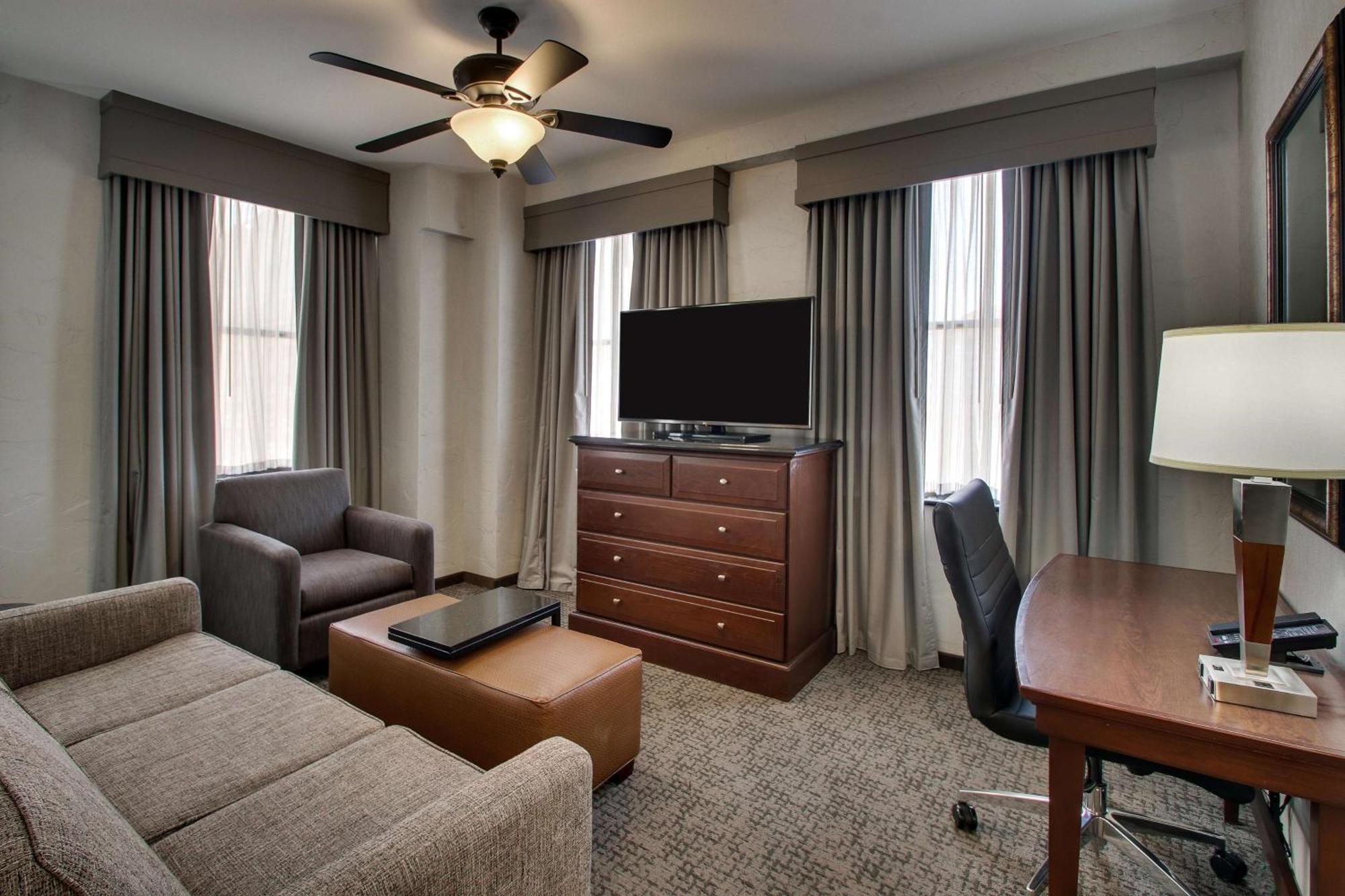 Drury Plaza Riverwalk Hotel 3*